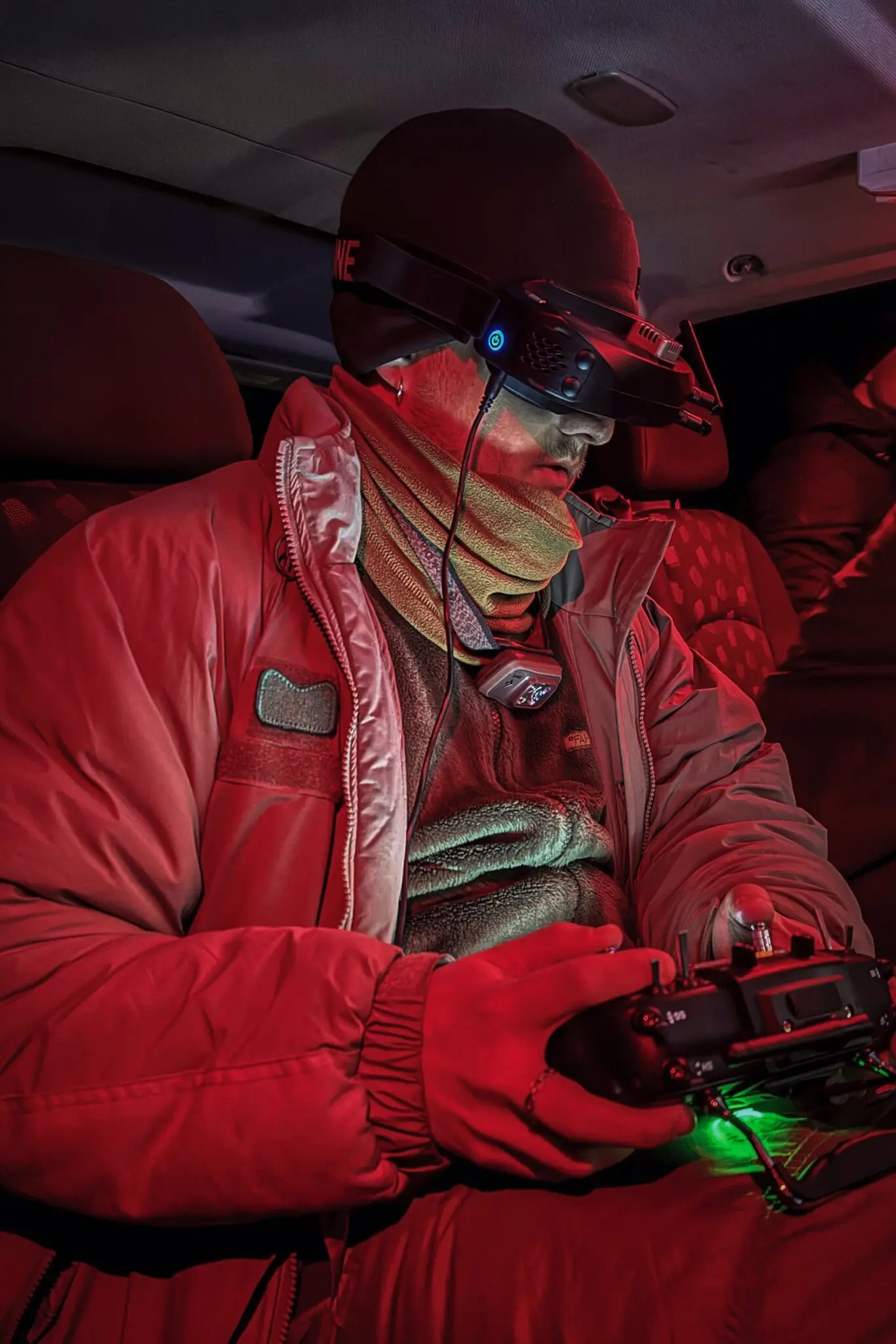 Кирило, український пілот безпілотника, полює на наближення Шахада, якого помітили на радарі.